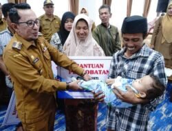 Bupati Serahkan Bantuan Berobat Pasien