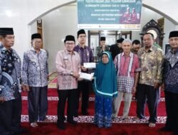 1.600 Mustahiq di Tanah Datar Terima Zakat Konsumtif Lebaran