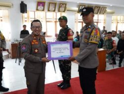 Bupati Eka Putra Serahkan Honorarium Bhabinkamtibmas & Babinsa