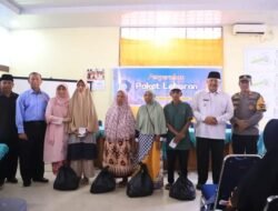 PKK DAN BAZNAS KOTA SOLOK SERAHKAN PAKET SEMBAKO PADA KAUM DHUAFA