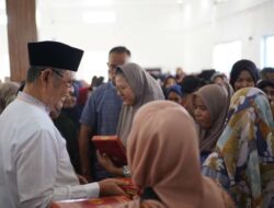 RIBUAN MASYARAKAT NAGARI SINGKARAK TERIMA ZAKAT MAL DAN KAIN SARUNG DARI EPYARDI ASDA