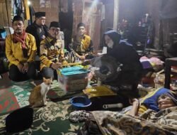Bupati Safaruddin Dt.Bandaro Rajo Berhujan-Hujan Lihat Warga Dhuafa