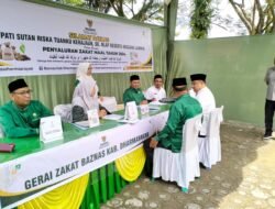 Bupati Sutan Riska Beserta Pengusaha Salurkan Zakat Mal