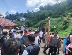 SEKDA KABUPATEN SOLOK TINJAU LOKASI LONGSOR
