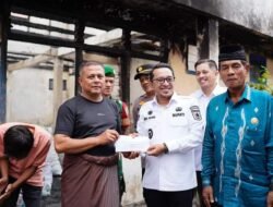 Bupati Eka Putra Serahkan Bantuan Baznas untuk Korban Kebakaran