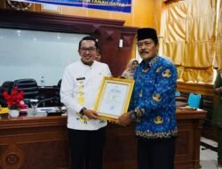 Serahkan SK dan Piagam Kepada ASN Purna Tugas