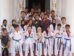 Bupati Eka Putra Jamu Atlet Taekwondo Tanah Datar