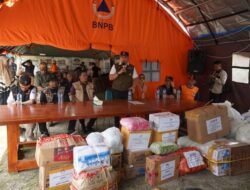 Pemko Padang Serahkan Bantuan Korban Banjir Bandang Padang Panjang