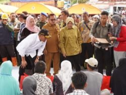 Menko PMK dan Mensos Kunjungi Masyarakat Korban Banjir Bandang dan Longsor