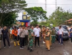 Bupati Dharmasraya Serahkan Bantuan untuk Warga Korban Banjir Bandang dan Galodo