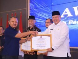 WAKO SOLOK TERIMA PENGHARGAAN TOKOH PEDULI SPSI AWARD