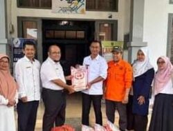 ASN Inspektorat Serahkan Bantuan Sembako Pada Korban Banjir Bandang