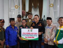 BUPATI SOLOK SERAHKAN BANTUAN UNTUK KORBAN BANJIR BANDANG TANAH DATAR.