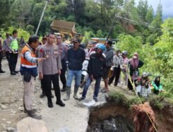 KAPOLRES SOLOK LAKUKAN PENGECEKAN JALAN TERBAN DI JALAN LINTAS PADANG- SOLOK SELATAN