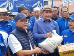 WUJUD KEPEDULIAN PAN, BUPATI SOLOK EPYARDI ASDA DAMPINGI MENTERI PERDAGANGAN SERAHKAN BANTUAN UNTUK KORBAN GALODO AGAM