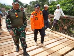 Bupati Tinjau Pemasangan Jembatan Bailey