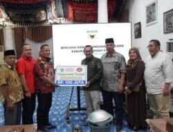 Restoran Sederhana Grup & Perantau Lintau Serahkan Bantuan Galodo