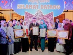 BUPATI DAN KETUA TP- PKK KABUPATEN SOLOK TERIMA PENGHARGAAN MANGGALA KARYA KENCANA