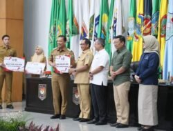 Mendagri Tito Serahkan DIF Rp.5,4 Miliar ke Pj Wako Sonny