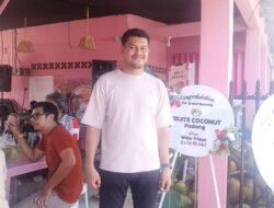 FRUITS COCONUT PADANG MEMBLUDAK DIBURU PENGUNJUNG KOTA PADANG