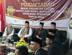 PASLON BUPATI DAN WAKIL BUPATI SOLOK EMIKO-IRWAN AFRIADI DIARAK RIBUAN MASYARAKAT KE KPU