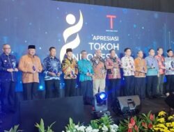 WAKO SOLOK TERIMA ANUGERAH TEMPO MEDIA GROUP