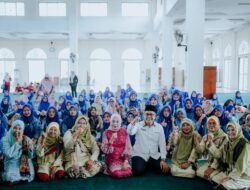 BUPATI SOLOK SERAHKAN INTENSIF KE KADER POSYANDU