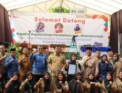Bupati Serahkan Plakat Kandidat Sekolah Rujukan Google