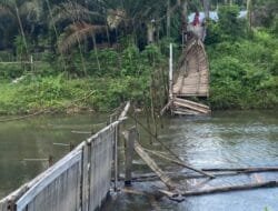 Jembatan Gantung Terlihat Miring Tak Bisa Dilewati
