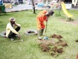 DLH KOTA SOLOK PERBAIKI WAHANA PERMAINAN ANAK DI TAMAN SYECH KUKUT
