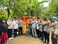 WABUP SOLOK JON FIRMAN PANDU DAMPINGI KAPOLRES SOLOK SERAHKAN BANTUAN