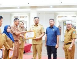Bupati Serahkan Piagam Penghargaan Pengawasan Kearsipan