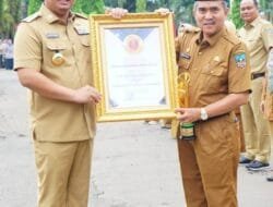 Sutan Riska Serahkan Piagam Kepada Individu, UPT & OPD Berprestasi