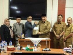 WAKO SOLOK TANDATANGANI PENYEMPURNAAN  RANPERDA DAN PERWAKO TERKAIT APBD 2025