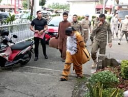 DUA BADUT DAN PENGEMIS DI PERSIMPANGAN LAMPU MERAH  KOTA SOLOK DIBERI SANKSI