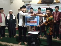 TIM SERAHKAN BANTUAN Rp.10,-JUTA PADA MESJID RAYA SUHADA