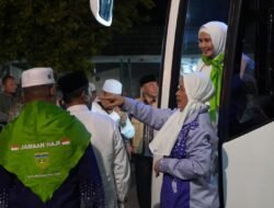 Suasana Haru dan Bahagia Selimuti Kedatangan Jemaah Haji Kloter 8