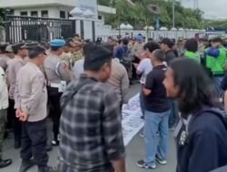 BEM UNJUK RASA KE BALE KOTA TASIKMALAYA