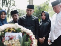 WAKO SOLOK DAN JAJARAN LEPAS JENAZAH ISTRI WAWAKO SOLOK KE PERISTIRAHATAN TERAKHIR