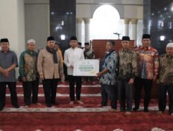 Pemko Salurkan Bantuan Program Padang Panjang Cerdas Baznas