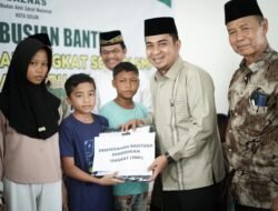 Ringankan Beban Siswa, Wako Solok Salurkan 331 Seragam Gratis