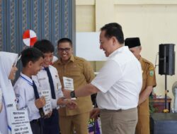 Irman Gusman Serahkan Bantuan PIP 156 Siswa di Padang Panjang