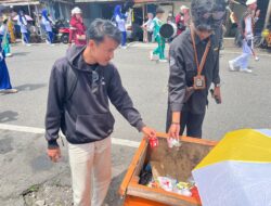 Usai Pawai Alegoris, Petugas Bersama Warga Sigap Bersihkan Sampah di Jalanan