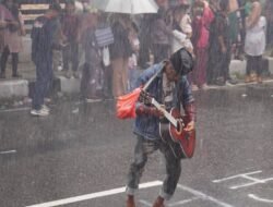 “Hujan Buatan” Tutup Meriahnya Pawai Alegoris HUT RI