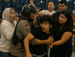 Ricuh di Mie Gacoan Petamburan: Polisi Tangkap Pendemo, Pengunjung Protes