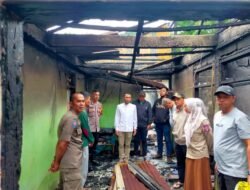 Wawako Allex Gerak Cepat Serahkan Bantuan  Korban Kebakaran