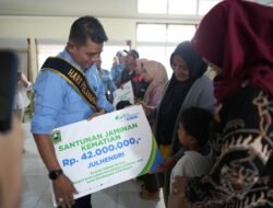 Pemkab Solok Serahkan Santunan Kematian Pekerja Rentan BPJS Ketenagakerjaan