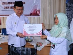 Suasana Penuh Haru, Wako Payakumbuh Zulmaeta Serahkan Bantuan