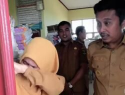 Wagub Sumbar Kunjungi SMA 2 Mentawai dan Serahkan Bantuan Rp12 Miliar untuk 400 Pendidik