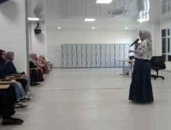 Ade Wahyuni Hidayati Motivasi Mahasiswa Politeknik Negeri Padang Hadapi Dunia Kerja Lewat 5 Pilar Profesionalisme